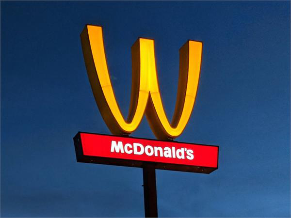 麦当劳的金拱门标注怎么变成“W”了？