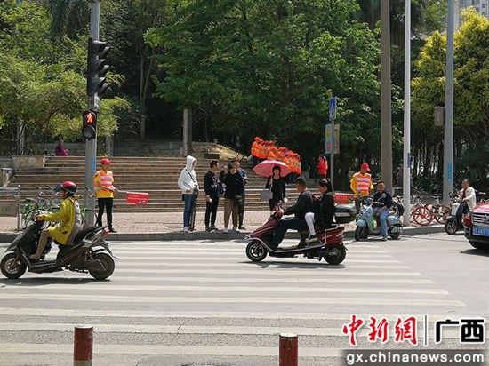南宁交警携手美团推新规：外卖人员交通违法将受联合惩戒
