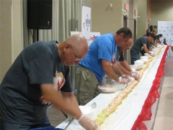 加拿大厨师打造48米长龙虾卷