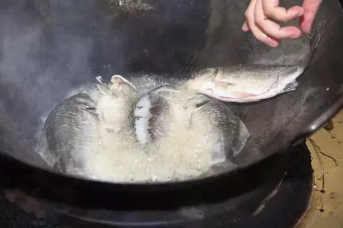 自贡风味锅巴鲫鱼的做法