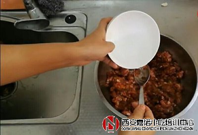 晶莹剔透灌汤包培训汤汁的简单做法