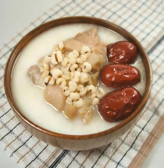 红枣薏米猪蹄汤