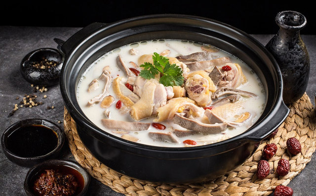 捞神火锅汤物料理，坚持熬煮8小时的胡椒猪肚鸡
